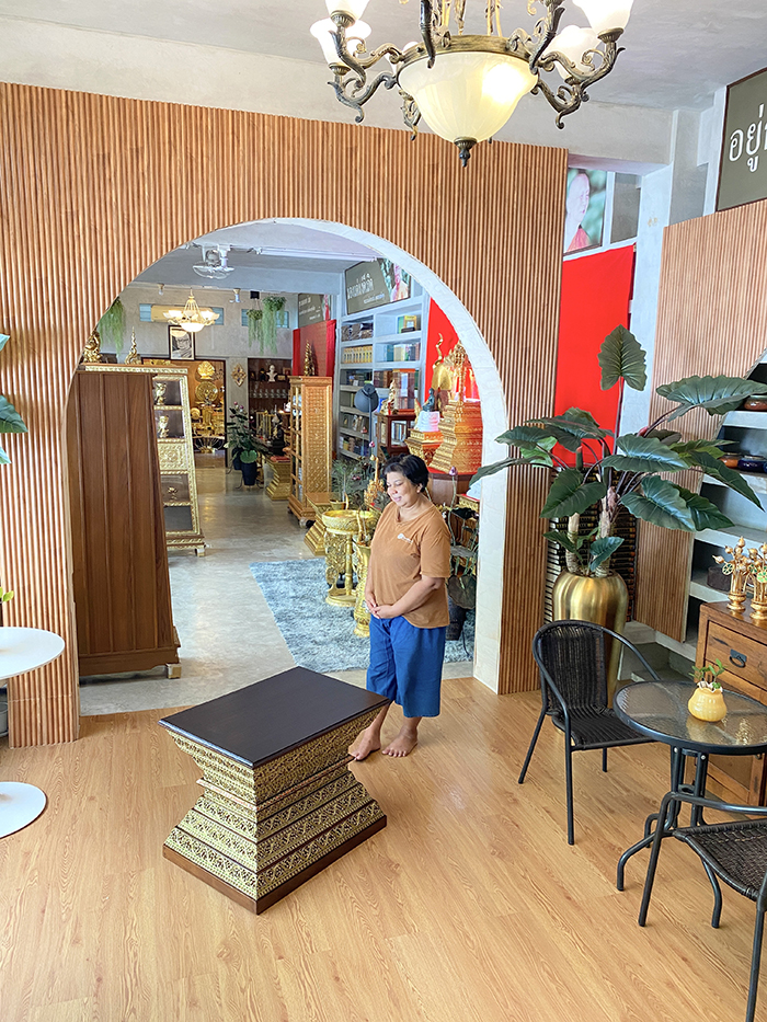 ฐานพระ แท่นพระไม้สัก-สีน้ำตาลเข้ม 12,500 บาท