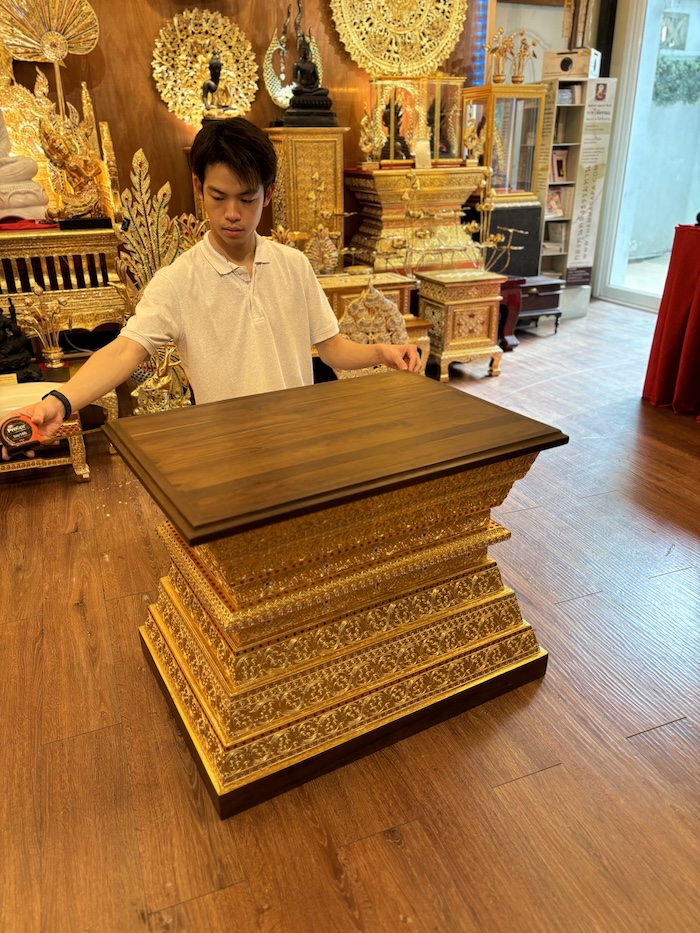 ฐานพระไม้สักทั้งหลัง เดินลายเส้นทอง
ลงรักปิดทองสวยงามแข็งแรง
สำหรับวางพระพุทธรูป 