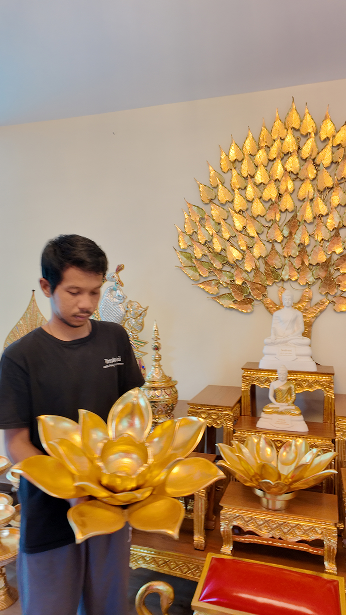 ดอกบัวทอง ไม้แกะสลักชิ้นนี้ สามารถ วางบนโต๊ะหมู่บูชาพระได้ครับ ดอกบัวทอง ไม้แกะสลักชิ้นนี้ สามารถ วางบนโต๊ะหมู่บูชาพระได้ครับ
