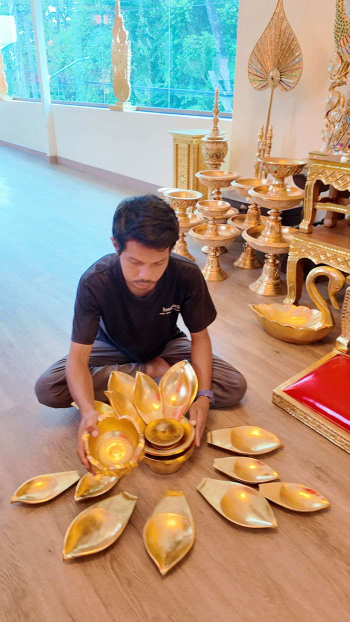 หน้ากว้าง ดอกบัวทอง ไม้แกะลัก หน้ากว้าง 55 เซนติเมตร ทุกชิ้นสามารถ ถอดออกได้ ง่ายต่อการประกอบใหม่ จัดส่งทั่วประเทศ 1-2 วันถึงทั่วไทย หน้ากว้าง ดอกบัวทอง ไม้แกะลัก หน้ากว้าง 55 เซนติเมตร ทุกชิ้นสามารถ ถอดออกได้ ง่ายต่อการประกอบใหม่ จัดส่งทั่วประเทศ 1-2 วันถึงทั่วไทย