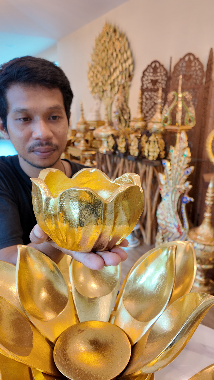 ความละเอียดของงาน ไม้แกะสลักขึ้นมือ ด้านใน สามารถใส่สิ่งของเล็กๆ น้อยๆ ได้ หรือวางดอกไม้แห้งได้ ดอกบัวทอง สามารถแต่งห้องพระ ห้องรับแขก จุดรับลองลูกค้า งานปิดทอง เทคนิค แบบปิดทองพระพุทธรูป บัวบัวทอง แกะสลัก ถอดออกได้ทุกชิ้น งานดอกบัวทองในห้องพระชิ้นนี้ ท่านใดชื่นชอบของแต่งห้องพระสวย สามารถแจ้งเจ้าหน้าที่ trillakbooks ได้ครับ ความละเอียดของงาน ไม้แกะสลักขึ้นมือ ด้านใน สามารถใส่สิ่งของเล็กๆ น้อยๆ ได้ หรือวางดอกไม้แห้งได้ ดอกบัวทอง สามารถแต่งห้องพระ ห้องรับแขก จุดรับลองลูกค้า งานปิดทอง เทคนิค แบบปิดทองพระพุทธรูป บัวบัวทอง แกะสลัก ถอดออกได้ทุกชิ้น งานดอกบัวทองในห้องพระชิ้นนี้ ท่านใดชื่นชอบของแต่งห้องพระสวย สามารถแจ้งเจ้าหน้าที่ trillakbooks ได้ครับ