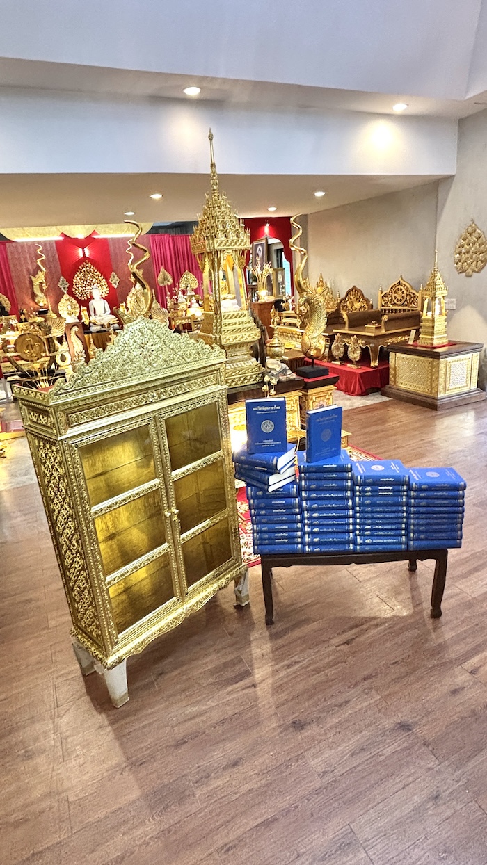 ตู้พระไตรปิฎก ทรงตรง ประดับจั่วด้านบน