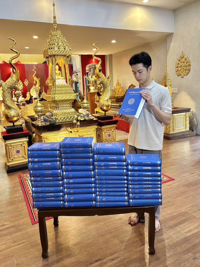 ตู้พระไตรปิฎก ทรงตรง ประดับจั่วด้านบน