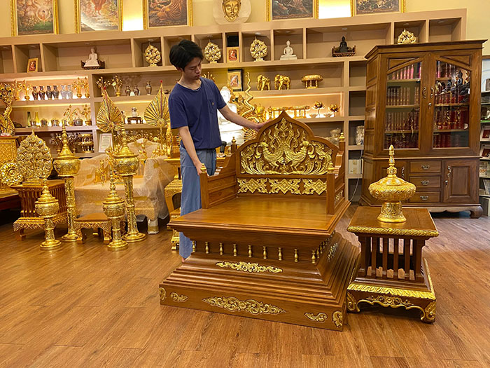 ธรรมาสน์ ไม้สักปิดทอง ทั้งชุด พร้อมโต๊ะข้าง
งานไม้แกะสลักด้วยงานฝีมือทาทอง
ราคา 43,000 บาท