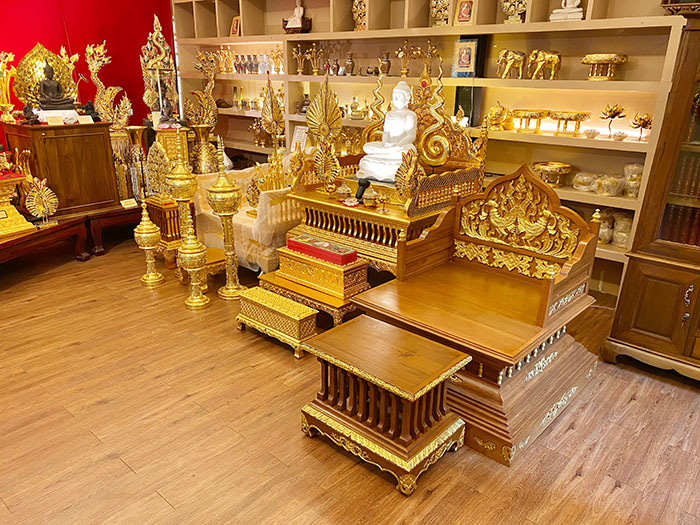 ธรรมาสน์ ไม้สักปิดทอง ทั้งชุด พร้อมโต๊ะข้าง
งานไม้แกะสลักด้วยงานฝีมือทาทอง
ราคา 43,000 บาท