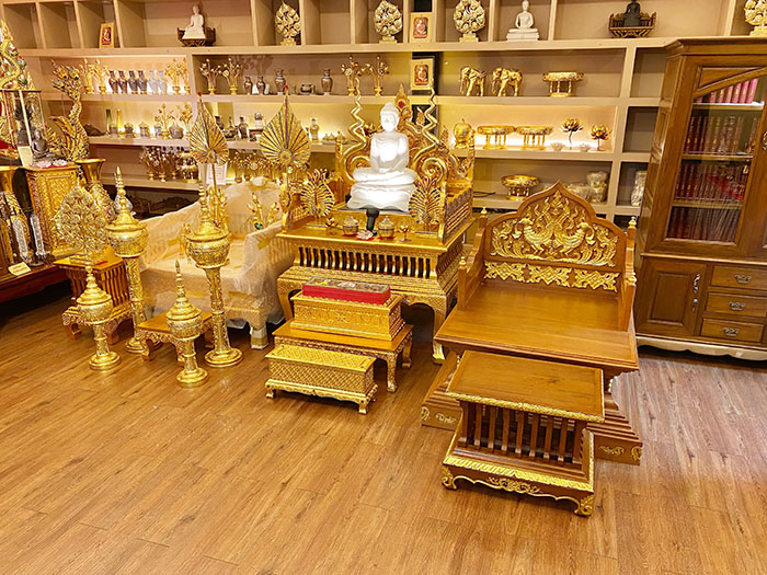 ธรรมาสน์ ไม้สักปิดทอง ทั้งชุด พร้อมโต๊ะข้าง
งานไม้แกะสลักด้วยงานฝีมือทาทอง
ราคา 43,000 บาท