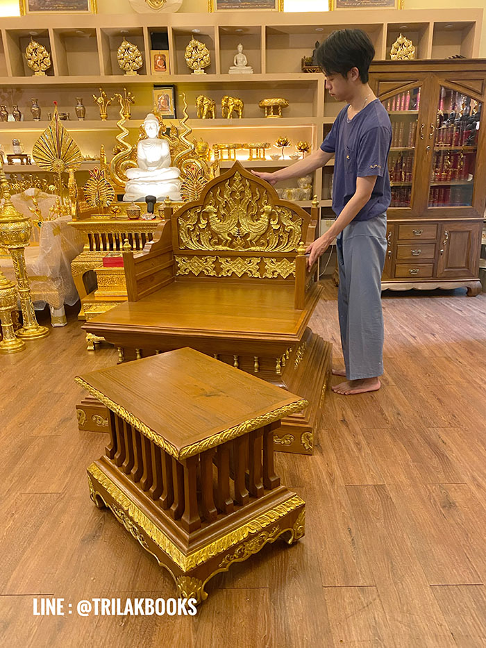ธรรมาสน์ ไม้สักปิดทอง ทั้งชุด พร้อมโต๊ะข้างงานไม้แกะสลักด้วยงานฝีมือทาทองราคา 43,000 บาท