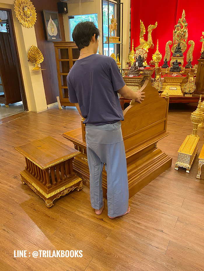 ธรรมาสน์ ไม้สักปิดทอง ทั้งชุด พร้อมโต๊ะข้าง
งานไม้แกะสลักด้วยงานฝีมือทาทอง
ราคา 43,000 บาท