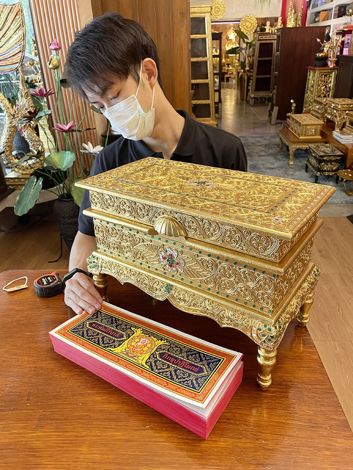 พระคัมภีร์บาลีปาฏิโมกข์ พร้อม หีบบรรจุ 
ไม้สักปิดทองทั้งหลัง รุ่นเสริมขาสูง หีบไม้สักคัดเกรดพรี่เมี่ยมแบบพิเศษสุด 
ทั้งชุด 5,700 บาท
