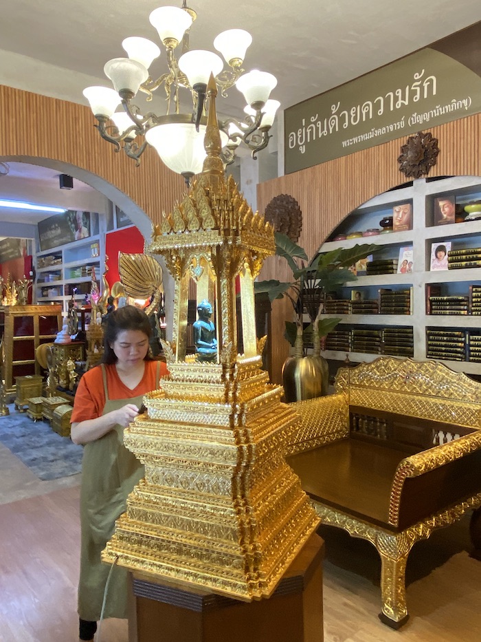 บุษบกไม้สัก สำหรับวางพระพุทธรูป หรือพระธาตุ สำหรับในห้องพระ ราคา 39900 บาท