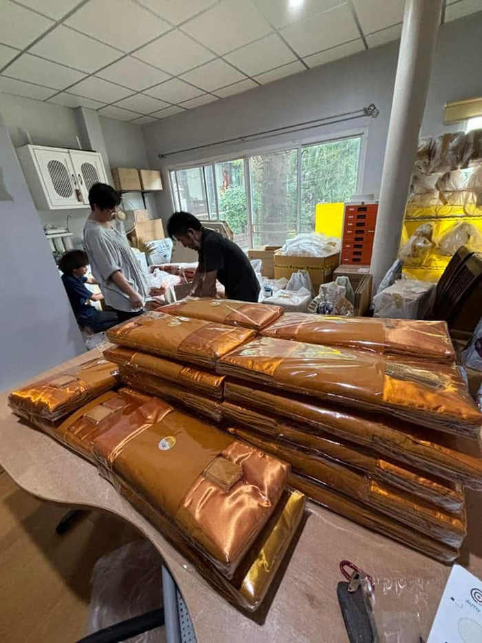 ภาพการจัดส่ง ผ้าไตรจีวร ของศูนย์ฯ ไตรลักษณ์ ที่บรรจุลงกล่องพัสดุอย่างดี เตรียมส่งให้ลูกค้าทั่วประเทศ