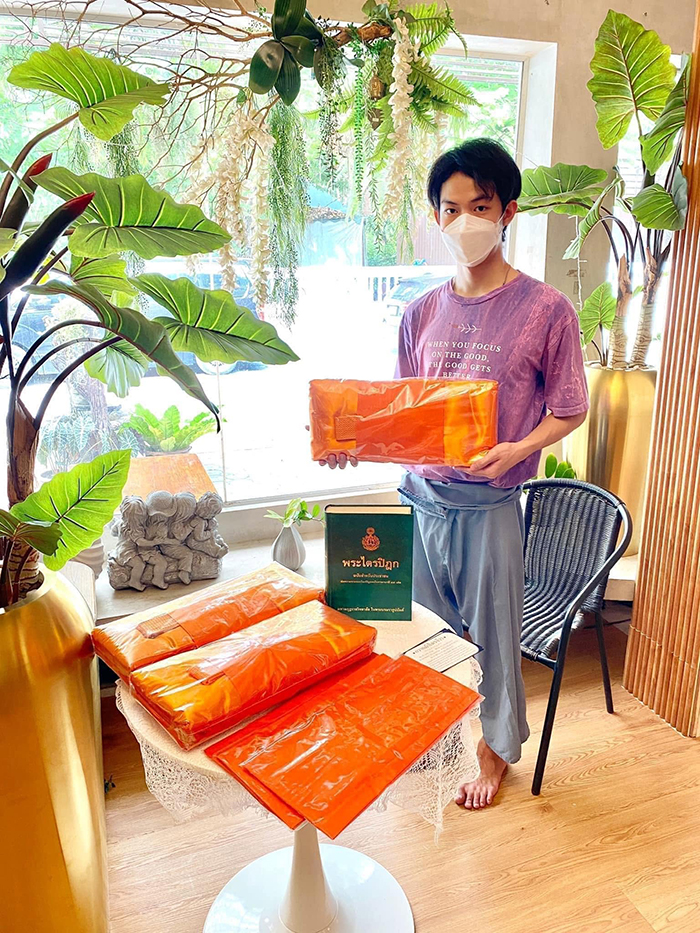 ภาพเปรียบเทียบความแตกต่างของเนื้อ ผ้าไตรจีวร ระหว่างผ้าโทเร และผ้ามันลิน ให้ลูกค้าเห็นผิวสัมผัสชัดเจน