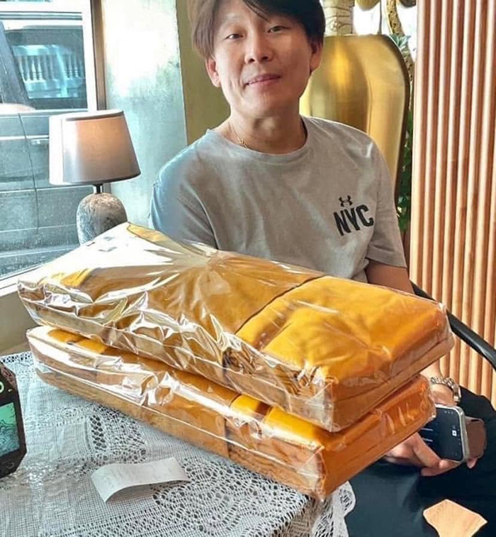 ศูนย์จัดส่งผ้าไตรจีวร ขอบพระคุณคุณพี่ลูกค้า ที่ขับรถมาเลือกซื้อและรับ ผ้าไตรจีวร ด้วยตัวเองที่หน้าร้าน