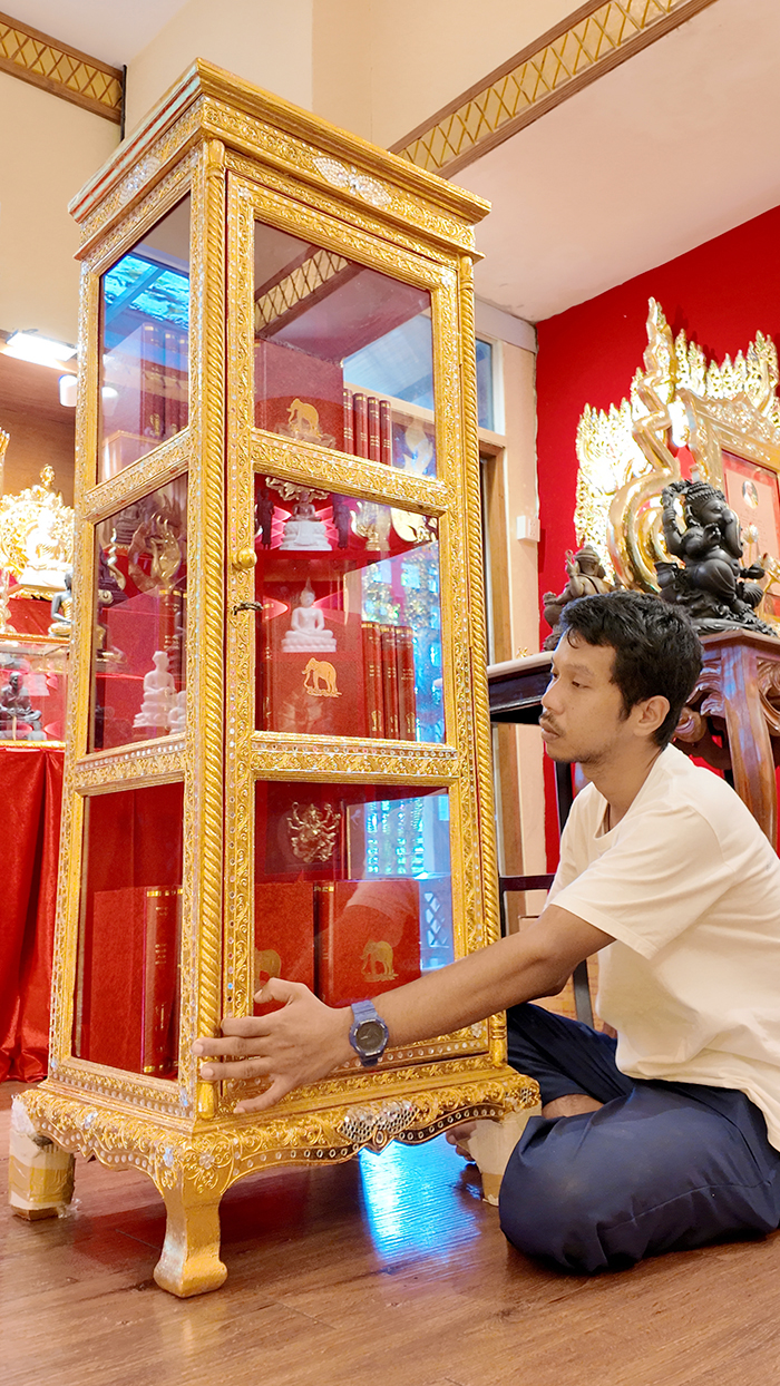ภาพแสดงการบรรจุพระไตรปิฎก ฉบับสยามรัฐบาลี ที่บรรจุอยู่ในตู้พระไตรปิฎกอย่างสง่างาม