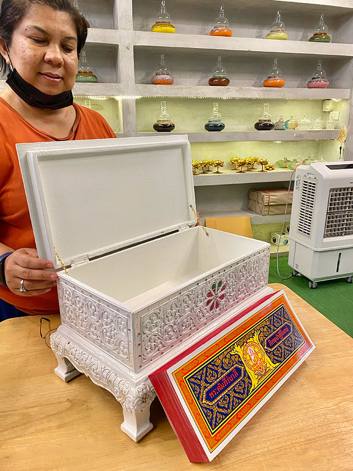 พระคัมภีร์บาลีปาฏิโมกข์ พร้อม หีบบรรจุ 3700 บาท