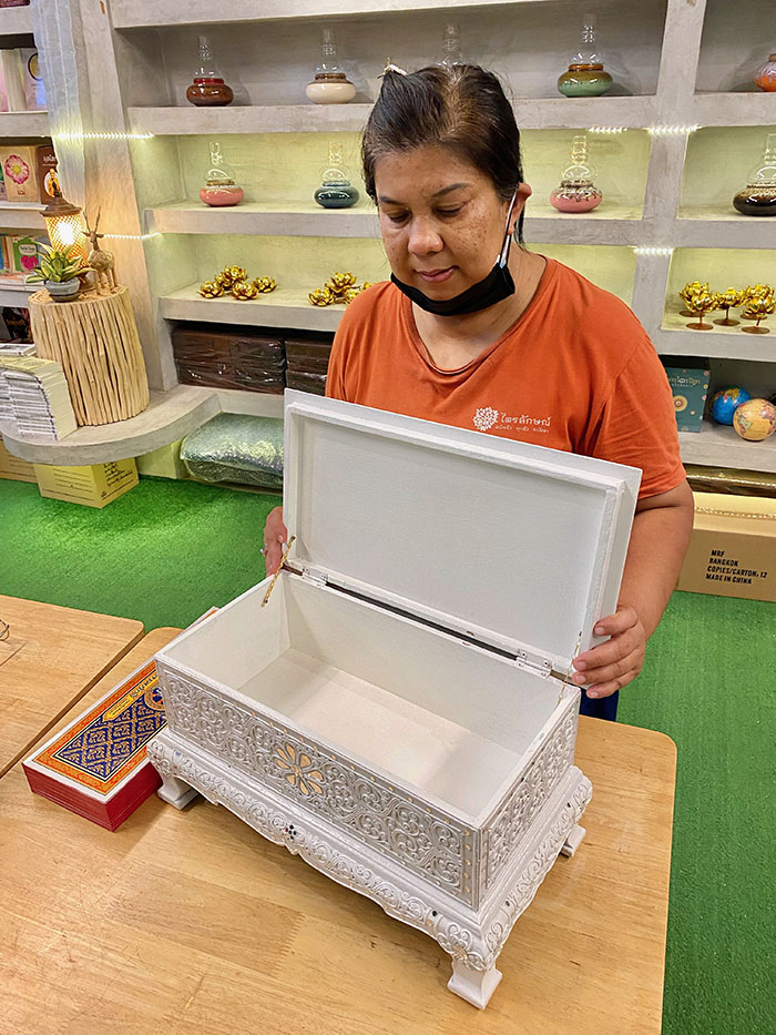 พระคัมภีร์บาลีปาฏิโมกข์ พร้อม หีบบรรจุ 3700 บาท