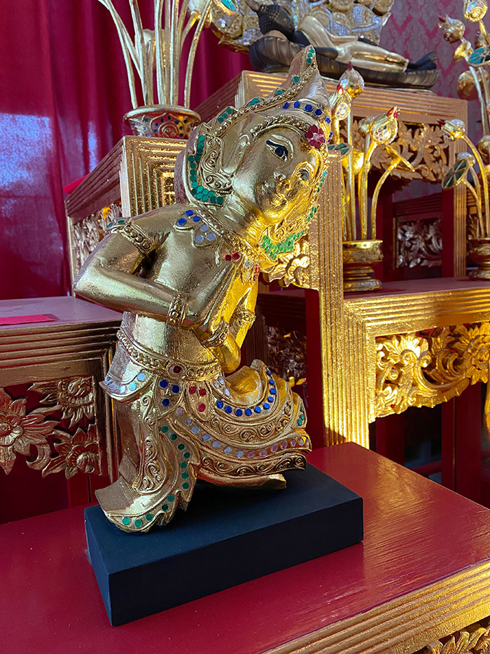 เทวดาไม้แกะสลัก ทั้งต้น สำหรับประดับตกแต่ง
ห้องพระ และ ห้องรับ แขก วางประดับไว้บนโต๊ะหมู่บูชาพระ 