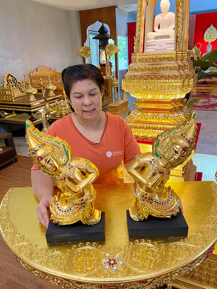 เทวดาไม้แกะสลัก ทั้งต้น สำหรับประดับตกแต่ง
ห้องพระ และ ห้องรับ แขก วางประดับไว้บนโต๊ะหมู่บูชาพระ 