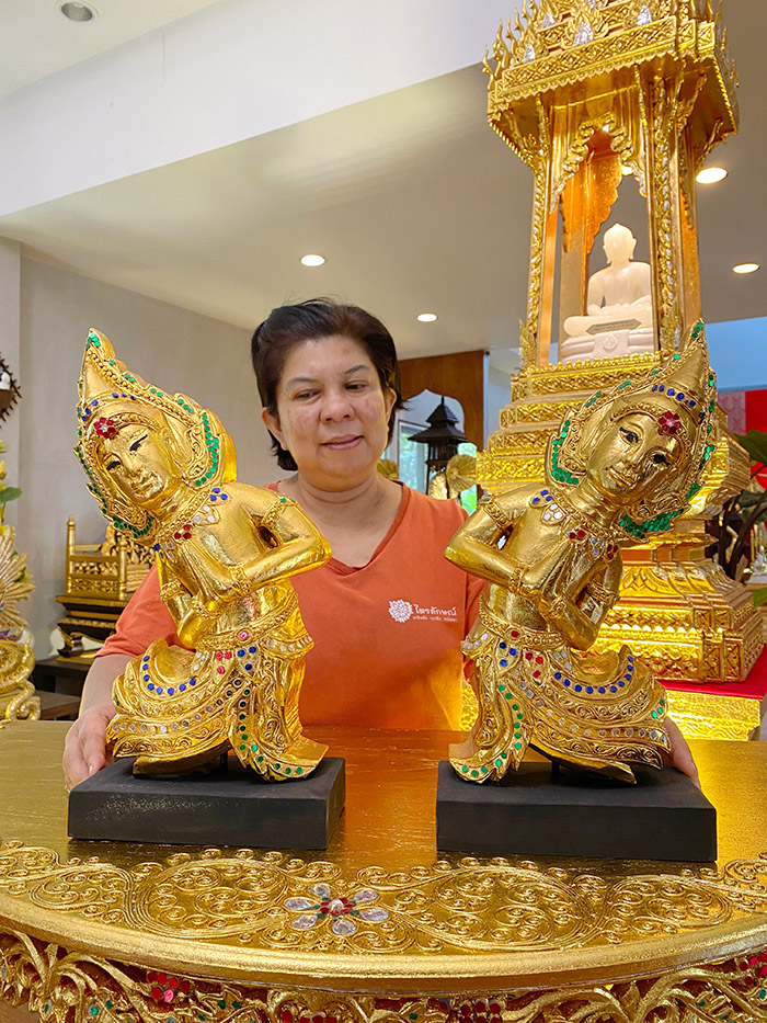 เทวดาไม้แกะสลัก ทั้งต้น สำหรับประดับตกแต่ง
ห้องพระ และ ห้องรับ แขก วางประดับไว้บนโต๊ะหมู่บูชาพระ 