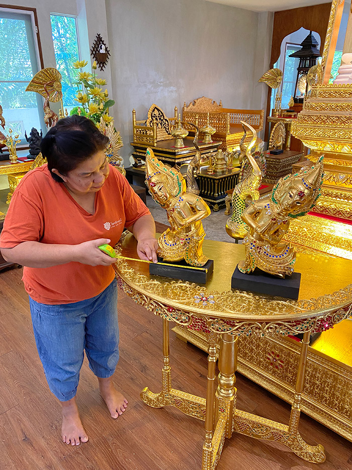 เทวดาไม้แกะสลัก ทั้งต้น สำหรับประดับตกแต่ง
ห้องพระ และ ห้องรับ แขก วางประดับไว้บนโต๊ะหมู่บูชาพระ 