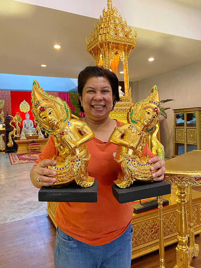 เทวดาไม้แกะสลัก ทั้งต้น สำหรับประดับตกแต่ง
ห้องพระ และ ห้องรับ แขก วางประดับไว้บนโต๊ะหมู่บูชาพระ 