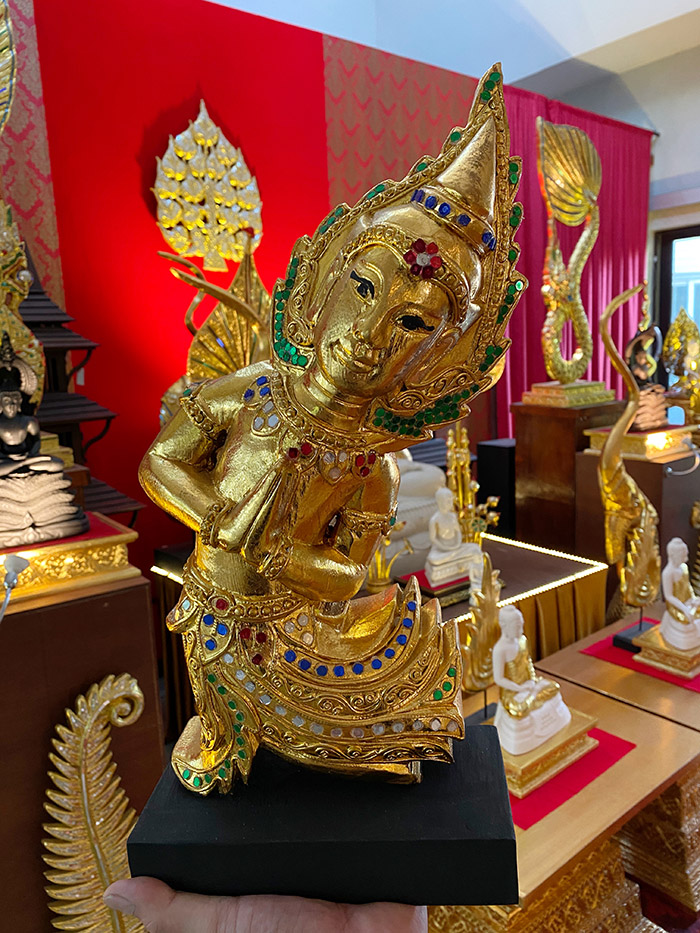 เทวดาไม้แกะสลัก ทั้งต้น สำหรับประดับตกแต่ง
ห้องพระ และ ห้องรับ แขก วางประดับไว้บนโต๊ะหมู่บูชาพระ 