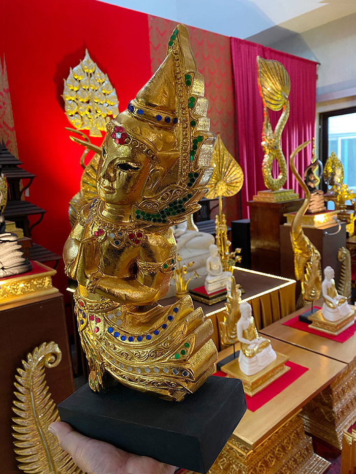 เทวดาไม้แกะสลัก ทั้งต้น สำหรับประดับตกแต่ง
ห้องพระ และ ห้องรับ แขก วางประดับไว้บนโต๊ะหมู่บูชาพระ 