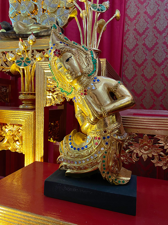 เทวดาไม้แกะสลัก ทั้งต้น สำหรับประดับตกแต่ง
ห้องพระ และ ห้องรับ แขก วางประดับไว้บนโต๊ะหมู่บูชาพระ 