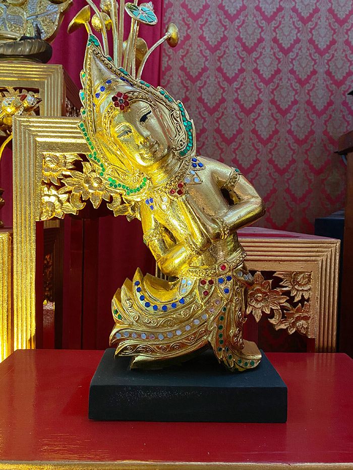 เทวดาไม้แกะสลัก ทั้งต้น สำหรับประดับตกแต่ง
ห้องพระ และ ห้องรับ แขก วางประดับไว้บนโต๊ะหมู่บูชาพระ 