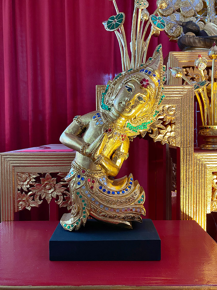 เทวดาไม้แกะสลัก ทั้งต้น สำหรับประดับตกแต่ง
ห้องพระ และ ห้องรับ แขก วางประดับไว้บนโต๊ะหมู่บูชาพระ 