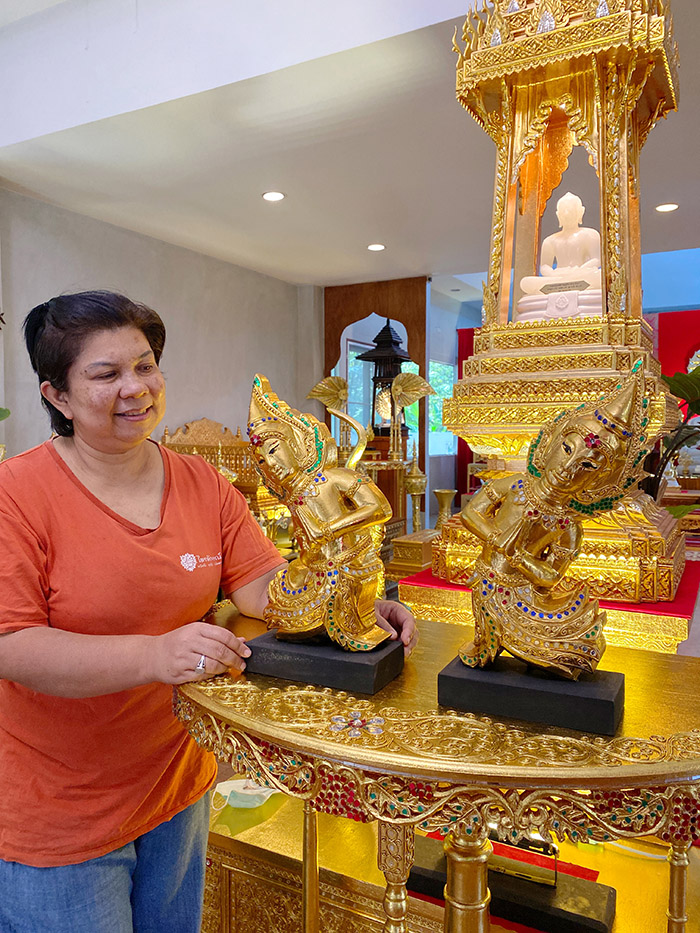 เทวดาไม้แกะสลัก ทั้งต้น สำหรับประดับตกแต่ง
ห้องพระ และ ห้องรับ แขก วางประดับไว้บนโต๊ะหมู่บูชาพระ 