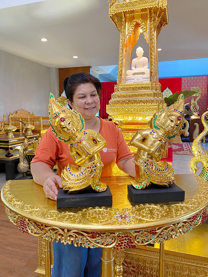 เทวดาไม้แกะสลัก ทั้งต้น สำหรับประดับตกแต่ง
ห้องพระ และ ห้องรับ แขก วางประดับไว้บนโต๊ะหมู่บูชาพระ 