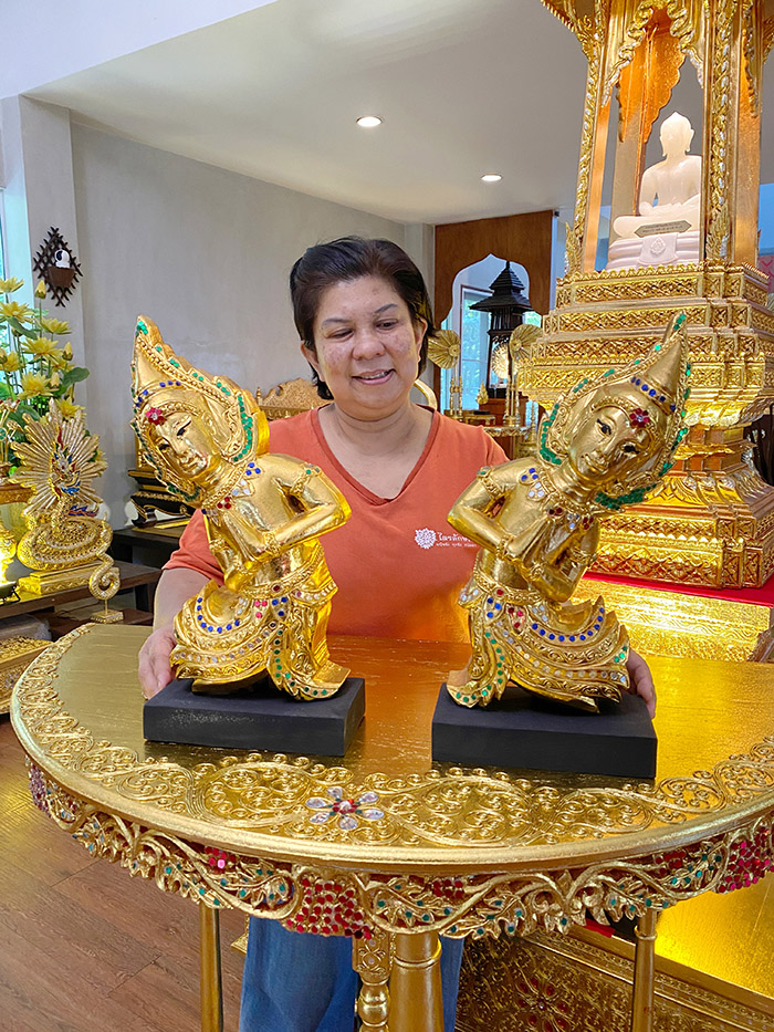 เทวดาไม้แกะสลัก ทั้งต้น สำหรับประดับตกแต่ง
ห้องพระ และ ห้องรับ แขก วางประดับไว้บนโต๊ะหมู่บูชาพระ 