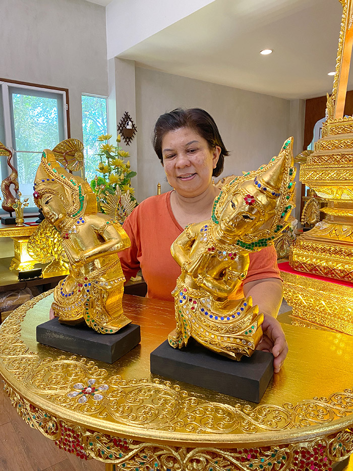 เทวดาไม้แกะสลัก ทั้งต้น สำหรับประดับตกแต่ง
ห้องพระ และ ห้องรับ แขก วางประดับไว้บนโต๊ะหมู่บูชาพระ 