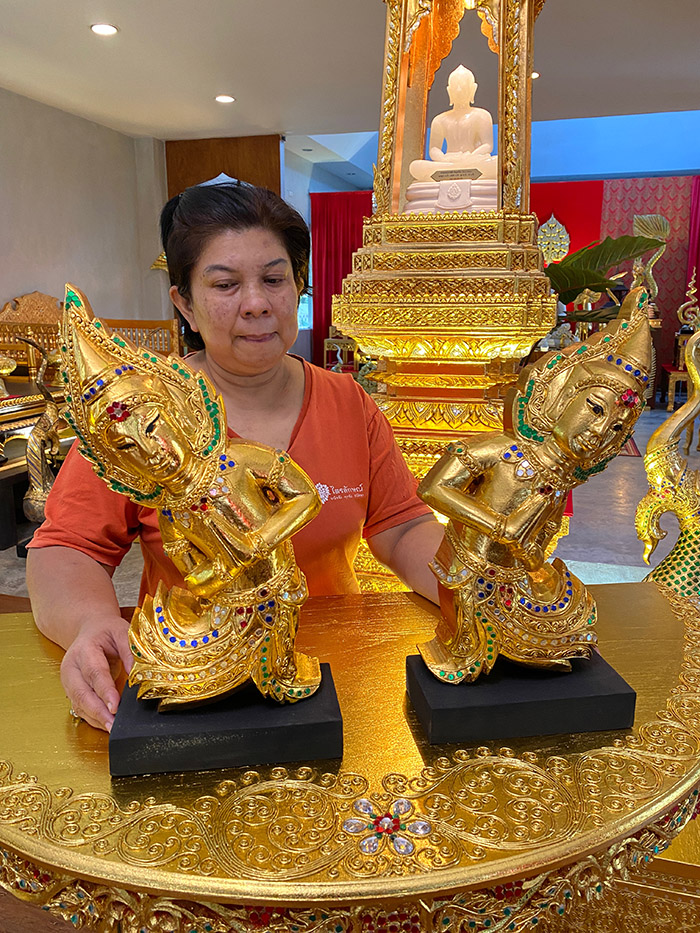 เทวดาไม้แกะสลัก ทั้งต้น สำหรับประดับตกแต่ง
ห้องพระ และ ห้องรับ แขก วางประดับไว้บนโต๊ะหมู่บูชาพระ 